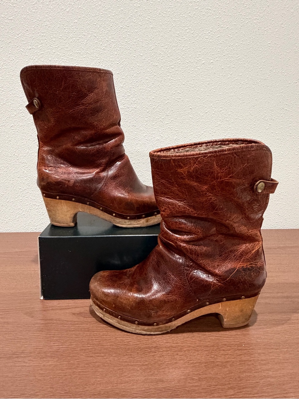UGG Australia Brown Leather Shearling Clog Boots Women’s Size 8
